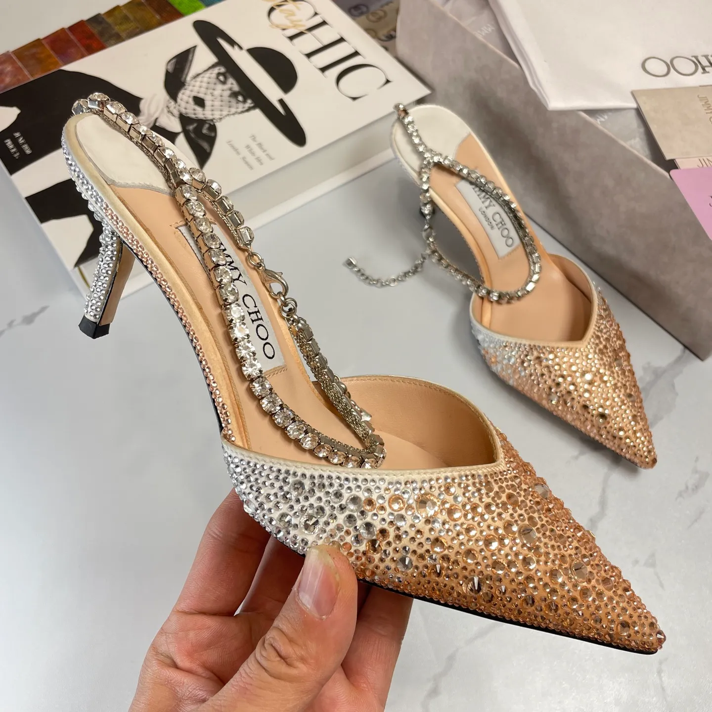 👟👟Ex-factory price 680👟👟 Jimmy Choo/Jimmy Choo classic diamond chain pointed toe crystal high-heeled sandals. Excellent crystal shoes, so beautiful that you can't take your eyes away. The shape of the shoes is very delicate, not too narrow and long. The internal space is sufficient, allowing the toes to relax enough. The rhinestones outline a charming arc on the instep, which is simply beautiful. It has a 360-degree surrounding fairy atmosphere, gorgeous but not exaggerated! ! The fabric is made of imported silk, with imported sheepskin lining. Customized A-grade Italian genuine leather sole. Heel height: 6.5 or 8.5. Size: 35-40 (41, 42, 43 customized, non-refundable)